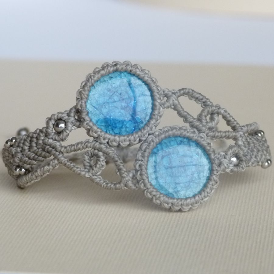 Bracelet greige en micro-macramé avec deux céramiques bleues effet craquelé