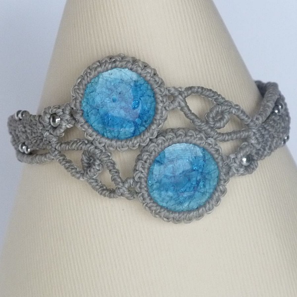 Bracelet greige en micro-macram&eacute; avec deux c&eacute;ramiques bleues effet craquel&eacute;