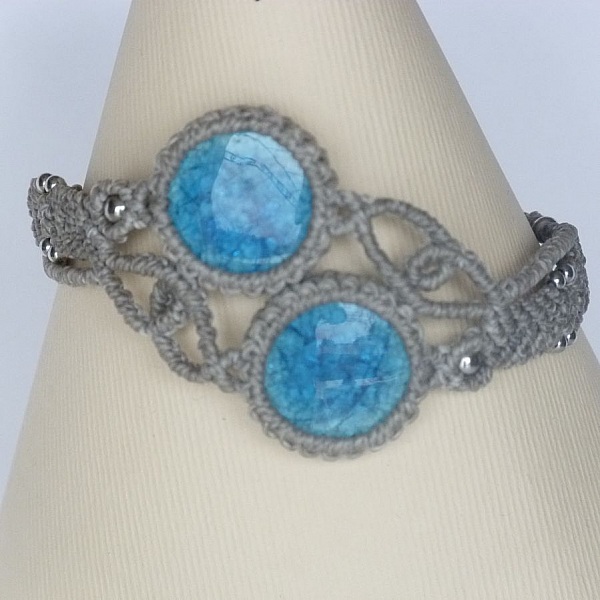 Bracelet greige en micro-macram&eacute; avec deux c&eacute;ramiques bleues effet craquel&eacute;