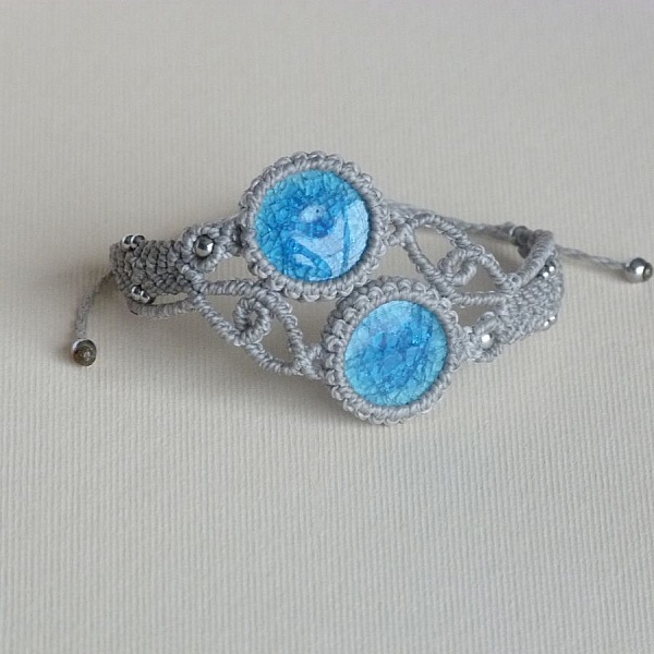 Bracelet greige en micro-macram&eacute; avec deux c&eacute;ramiques bleues effet craquel&eacute;