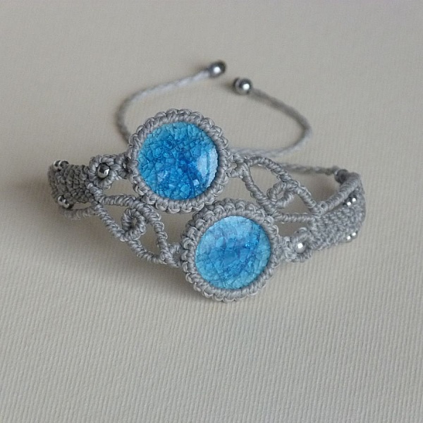 Bracelet greige en micro-macram&eacute; avec deux c&eacute;ramiques bleues effet craquel&eacute;