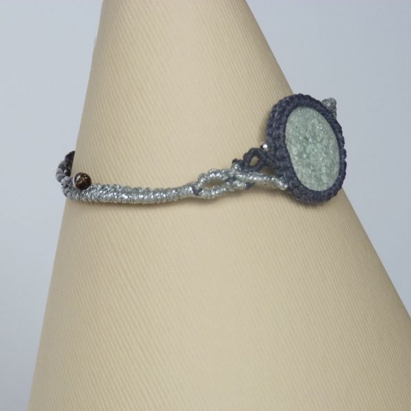 Bracelet gris argenté en micro-macramé avec une céramique