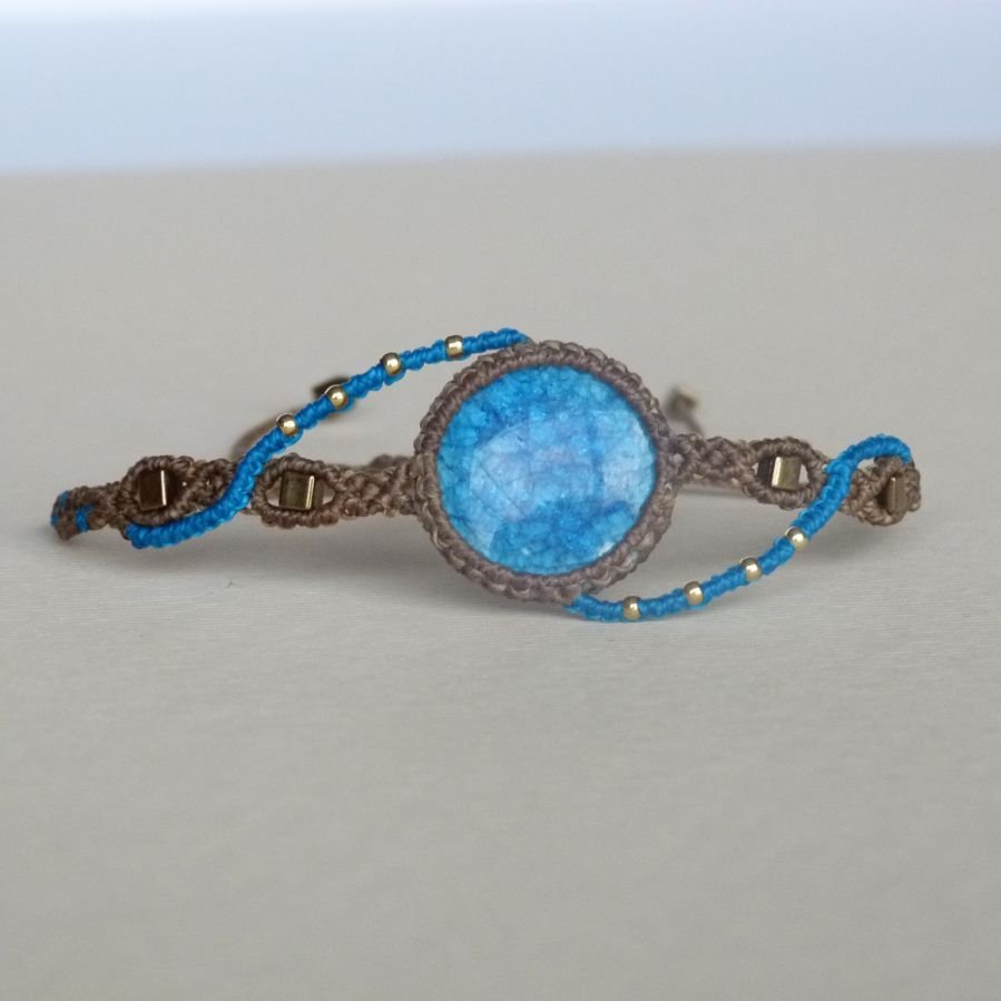 Bracelet kaki/bleu turquoise en micro-macramé  avec une céramique bleue