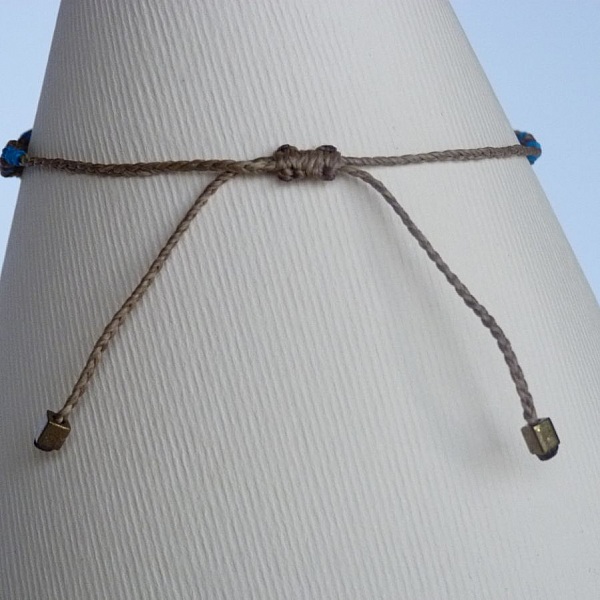 Bracelet kaki/bleu turquoise en micro-macram&eacute;  avec une c&eacute;ramique bleue