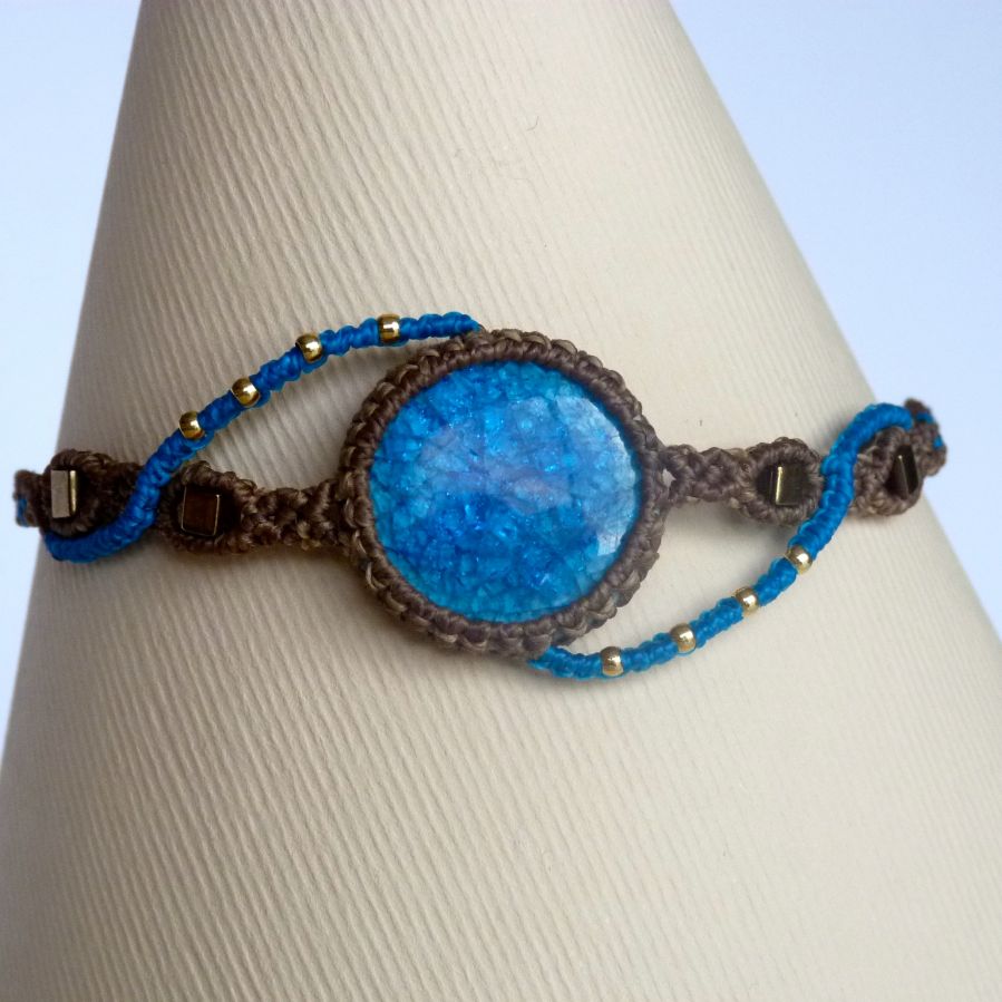 Bracelet kaki/bleu turquoise en micro-macramé  avec une céramique bleue