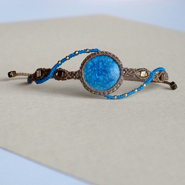 Bracelet kaki/bleu turquoise en micro-macram&eacute;  avec une c&eacute;ramique bleue
