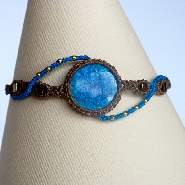 Bracelet kaki/bleu turquoise en micro-macram&eacute;  avec une c&eacute;ramique bleue