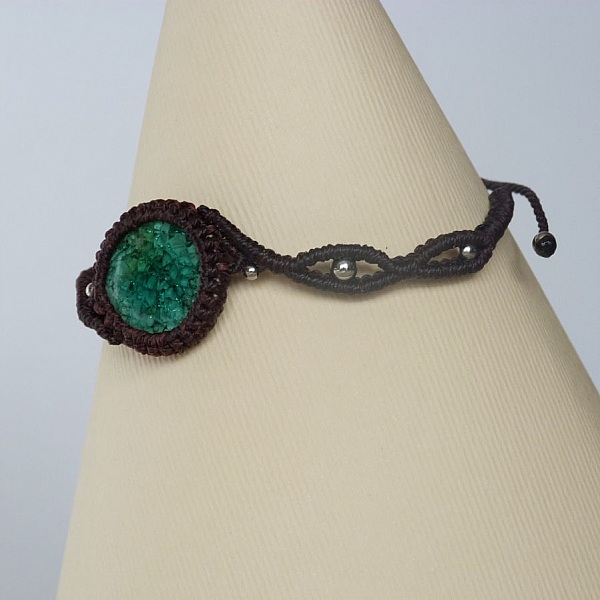 Bracelet  en micro-macram&eacute; marron chocolat avec une  c&eacute;ramique
