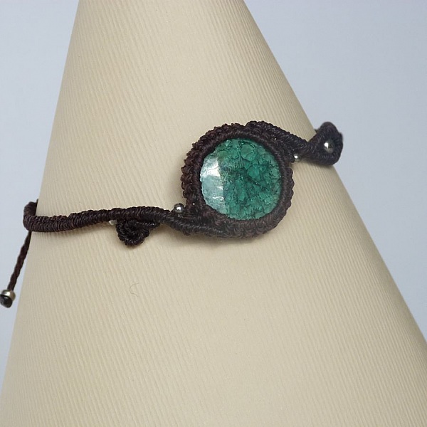 Bracelet  en micro-macram&eacute; marron chocolat avec une  c&eacute;ramique