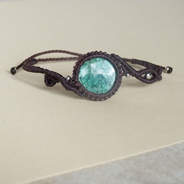 Bracelet  en micro-macram&eacute; marron chocolat avec une  c&eacute;ramique