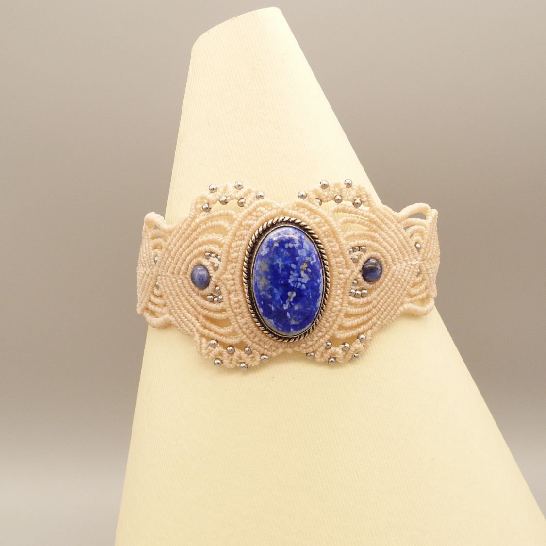 Bracelet en micro-macramé beige clair avec un lapis lazuli