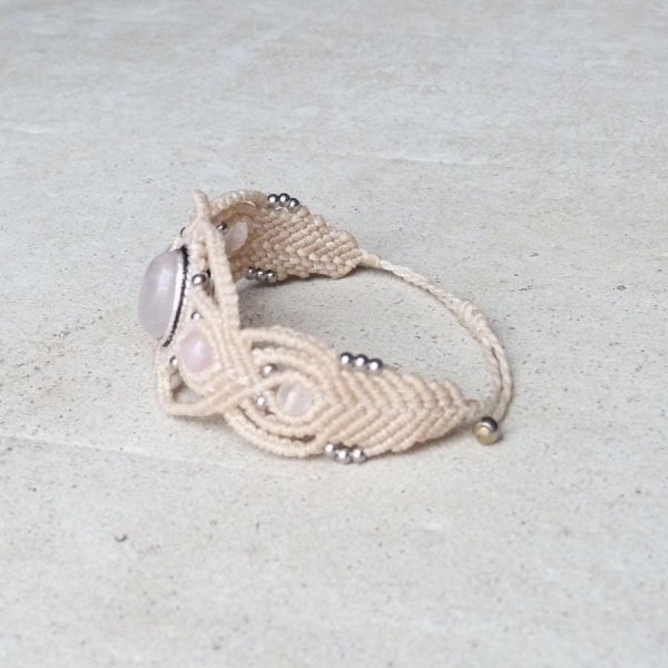 Bracelet en micro-macramé blanc cassé avec une pierre sertie quartz rose