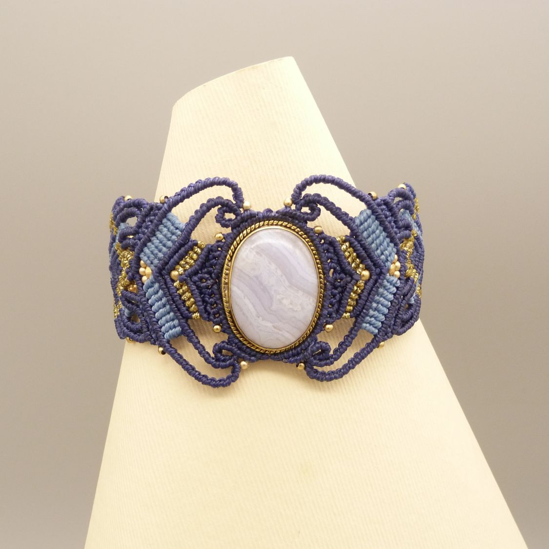 Bracelet en micro-macramé bleu nuit avec une agate rubanée sertie de métal doré