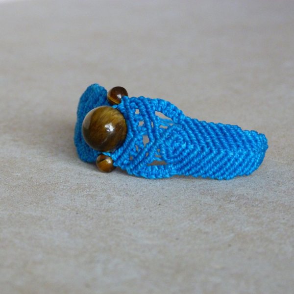 Bracelet  en micro-macramé bleu avec des perles oeil de tigre