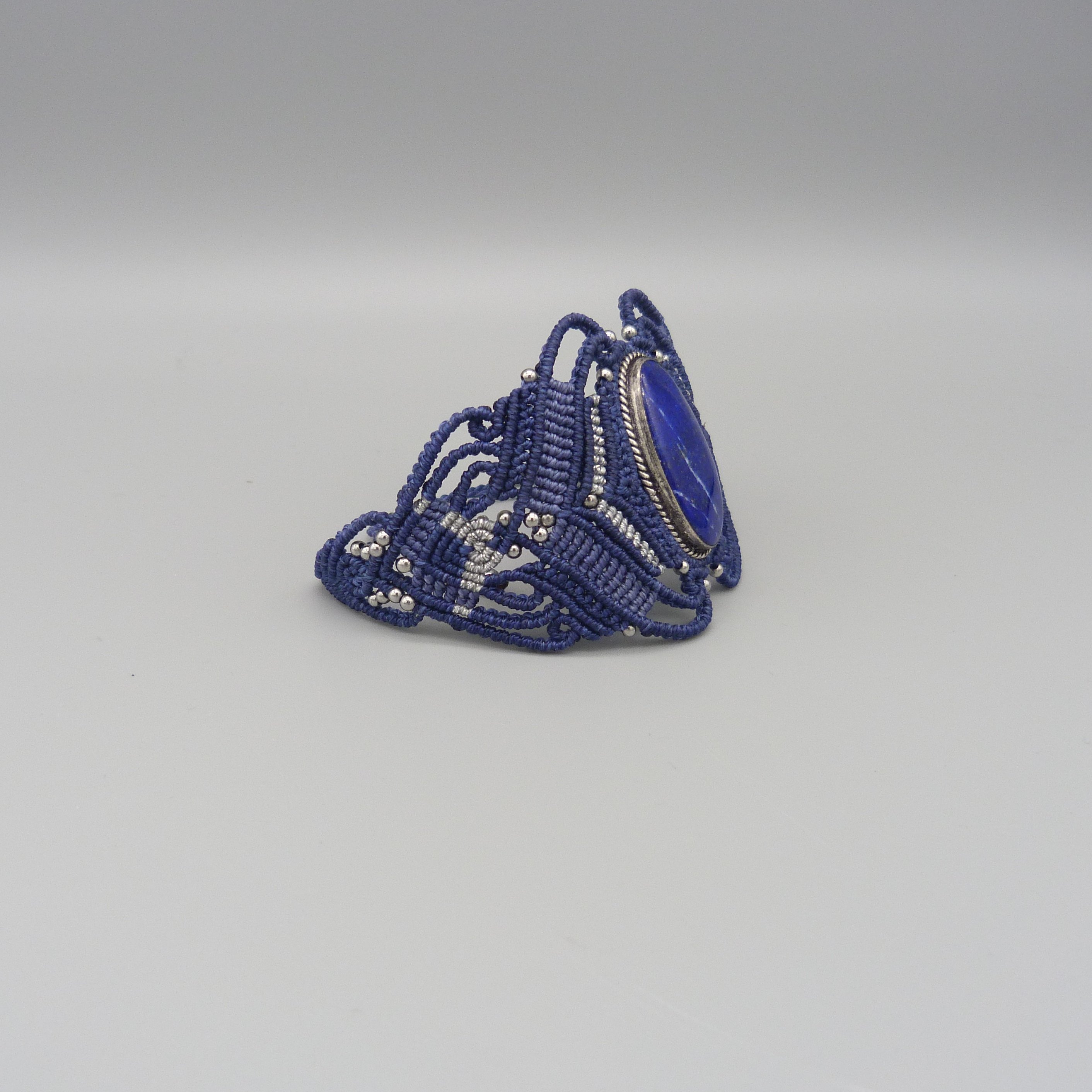 Commande personnalis&eacute;e : Bracelet en micro-macram&eacute; bleu nuit avec un lapis lazuli serti de m&eacute;tal argent&eacute;