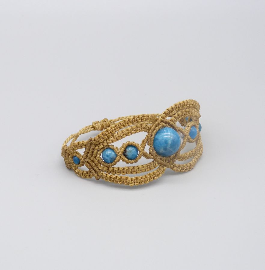 Bracelet en micro-macramé brun clair  avec des perles apatites