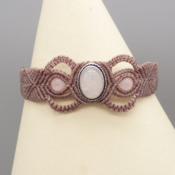 Bracelet en micro-macramé couleur taupe avec une pierre sertie quartz rose