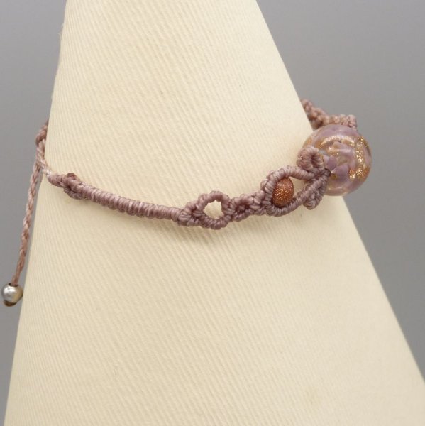 Bracelet en micro-macramé couleur taupe avec une perle en verre