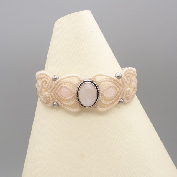 Bracelet en micro-macramé couleur sable avec une pierre le quartz rose sertie de métal