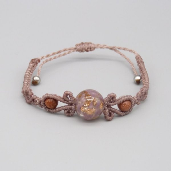 Bracelet en micro-macramé couleur taupe avec une perle en verre