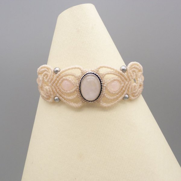 Bracelet en micro-macramé couleur sable avec une pierre le quartz rose sertie de métal