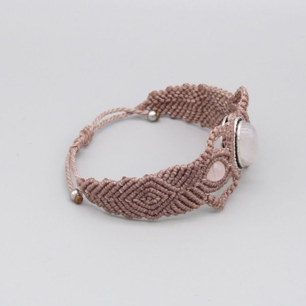 Bracelet en micro-macramé couleur taupe avec une pierre sertie quartz rose