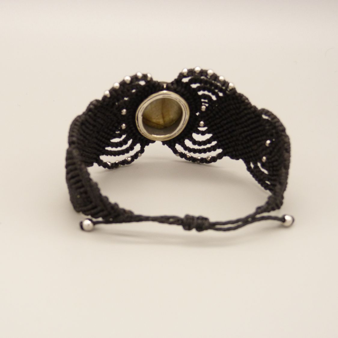 Bracelet en micro-macramé noir avec une labradorite sertie