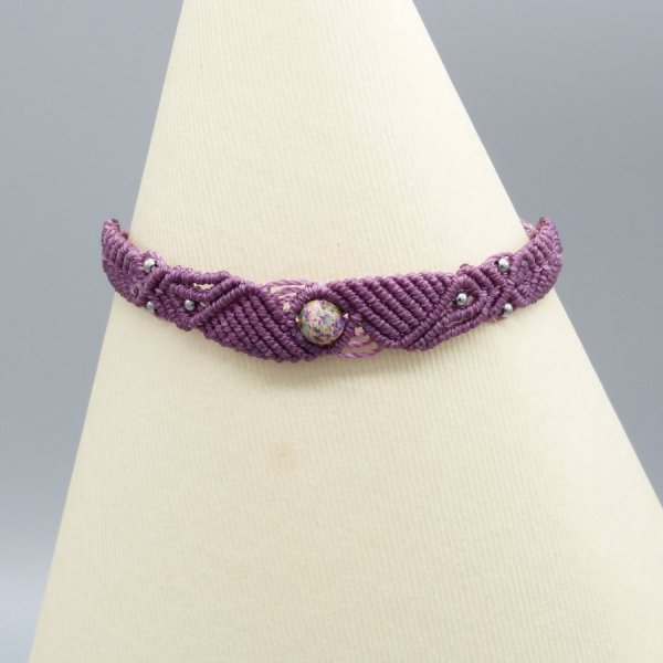 Bracelet en micro-macramé prune avec une perle gemme jaspe impérial bleu violet