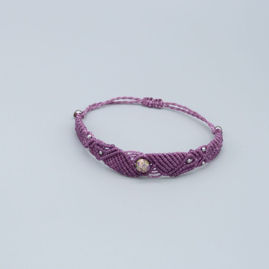 Bracelet en micro-macramé prune avec une perle gemme jaspe impérial bleu violet