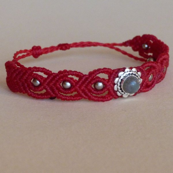Bracelet en micro-macramé rouge avec une labradorite sertie de métal