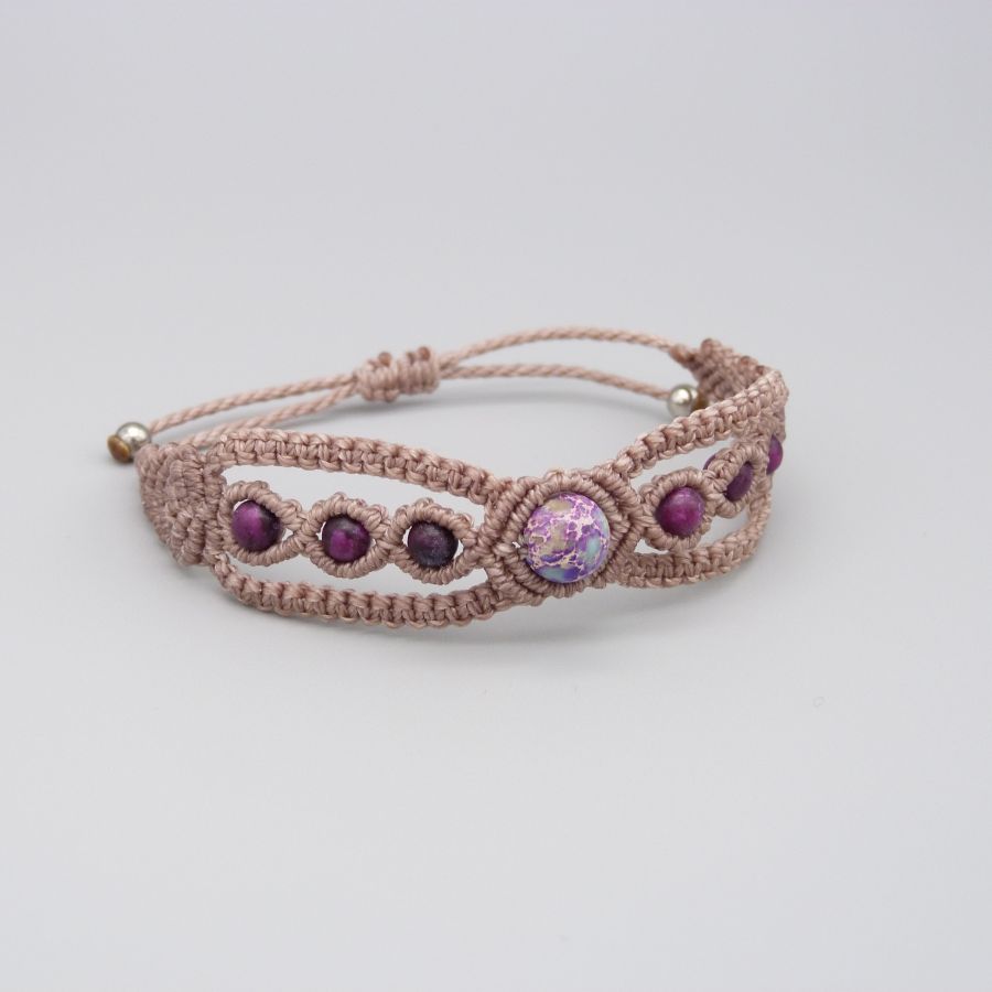 Bracelet en micro-macramé taupe avec une perle gemme jaspe impérial bleu violet