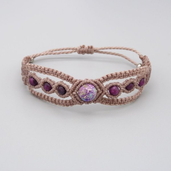 Bracelet en micro-macramé taupe avec une perle gemme jaspe impérial bleu violet
