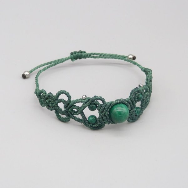 Bracelet en micro-macramé vert foncé avec cinq perles en malachite