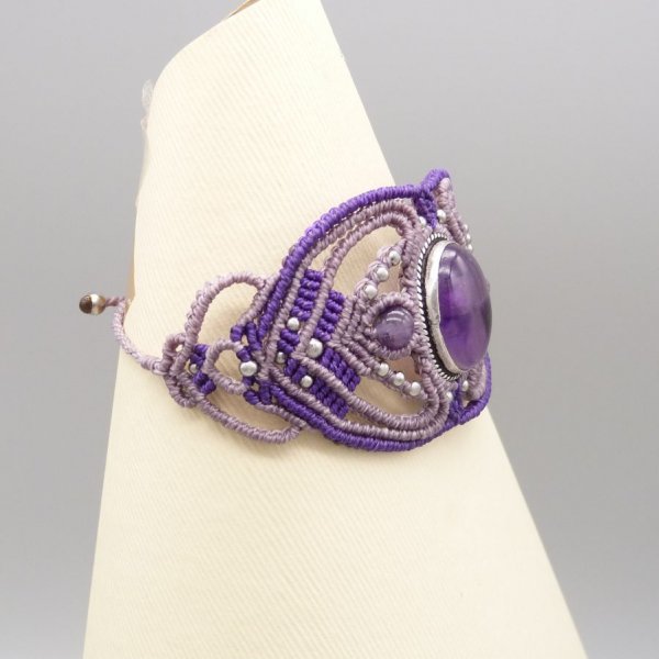 Bracelet en micro-macramé violet avec une améthyste sertie