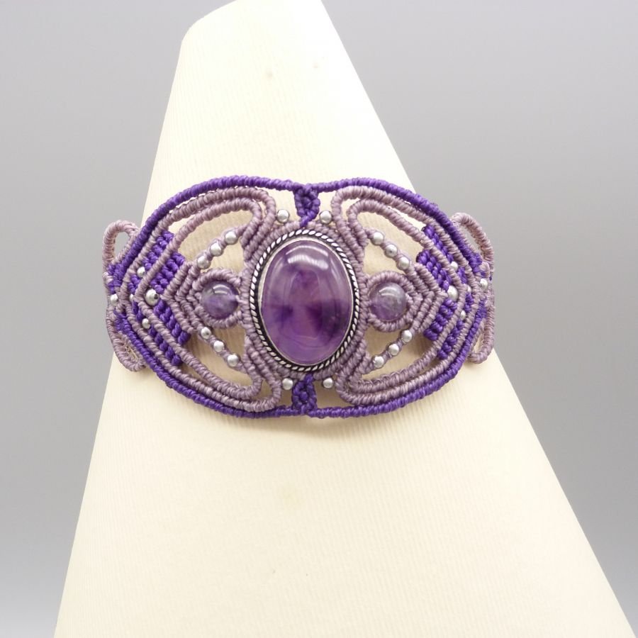 Bracelet en micro-macramé violet avec une améthyste sertie