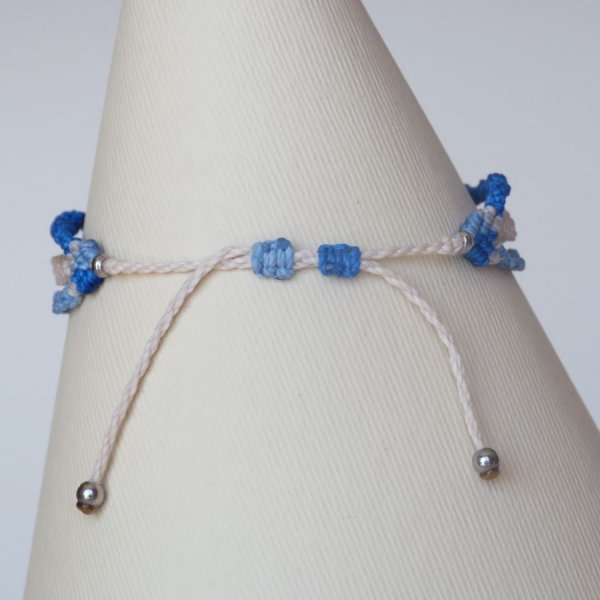 Bracelet multi-rangs 3 en 1  en micro-macramé bleu et beige sable