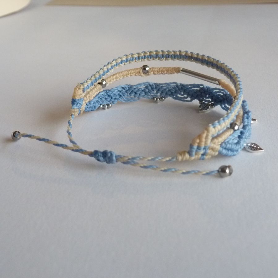 Bracelet multi-rangs 3 en 1 bleu pastel et crème en micro-macramé  