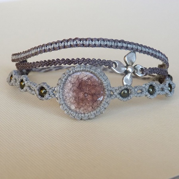 Bracelet multi-rangs 3 en 1 gris clair et mauve en micro-macram&eacute;