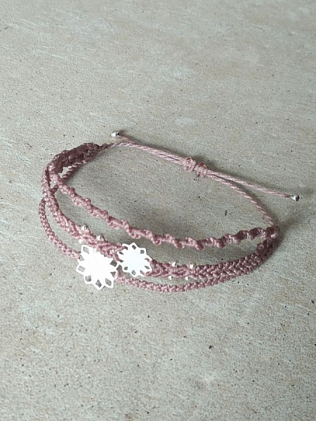 Bracelet taupe en micro-macram&eacute; &agrave; plusieurs rangs