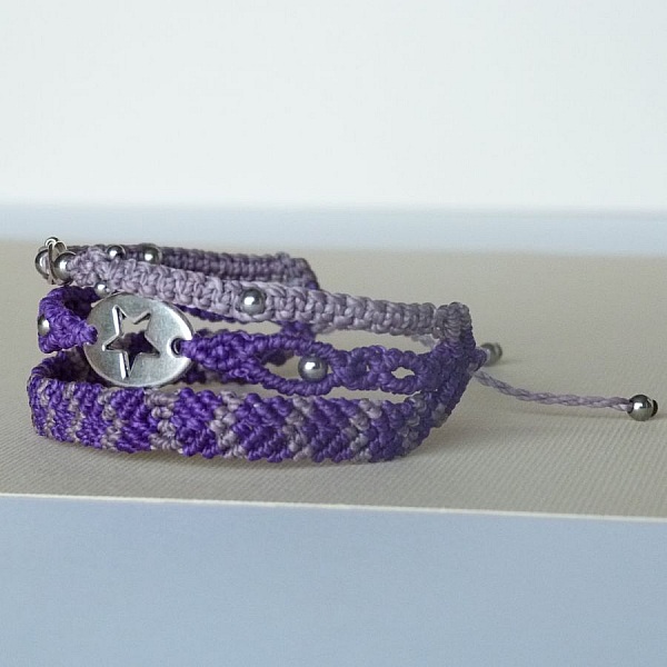 Bracelet multi-rangs 3 en 1  en micro-macram&eacute; mauve et violet