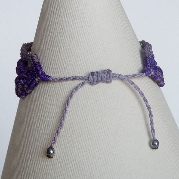 Bracelet multi-rangs 3 en 1  en micro-macram&eacute; mauve et violet