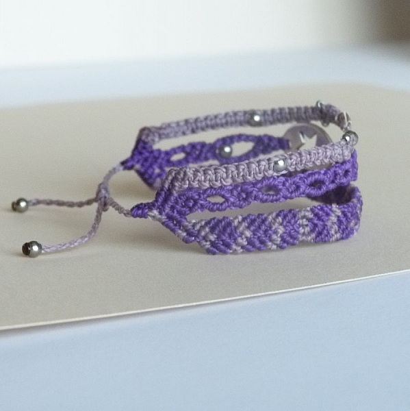 Bracelet multi-rangs 3 en 1  en micro-macram&eacute; mauve et violet