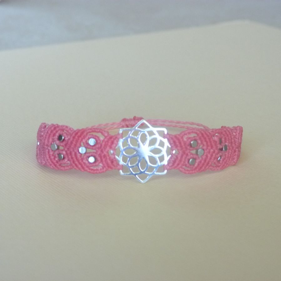 Bracelet rose en micro-macramé avec un intercalaire en argent