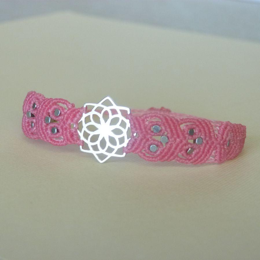 Bracelet rose en micro-macramé avec un intercalaire en argent