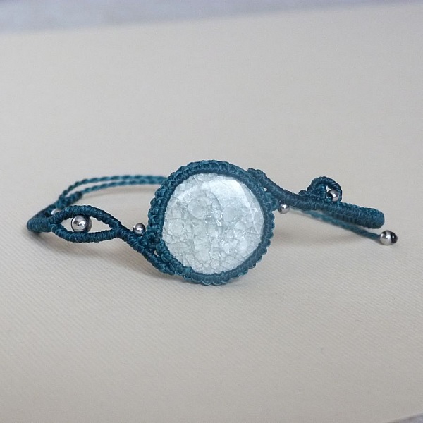 Bracelet vert sapin en micro-macram&eacute;  avec une c&eacute;ramique