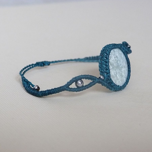 Bracelet vert sapin en micro-macram&eacute;  avec une c&eacute;ramique