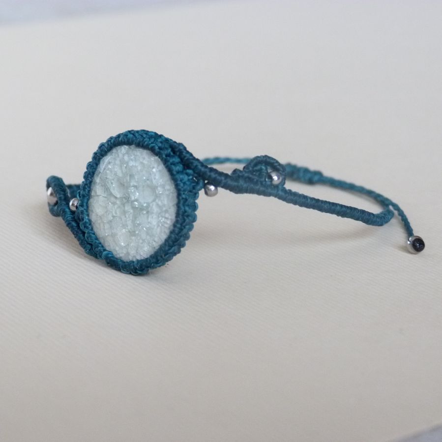 Bracelet vert sapin en micro-macramé  avec une céramique