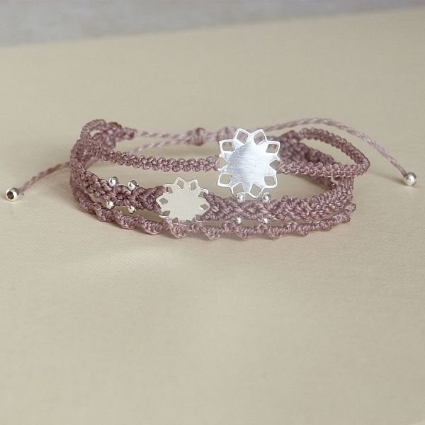 Bracelet taupe en micro-macram&eacute; &agrave; plusieurs rangs