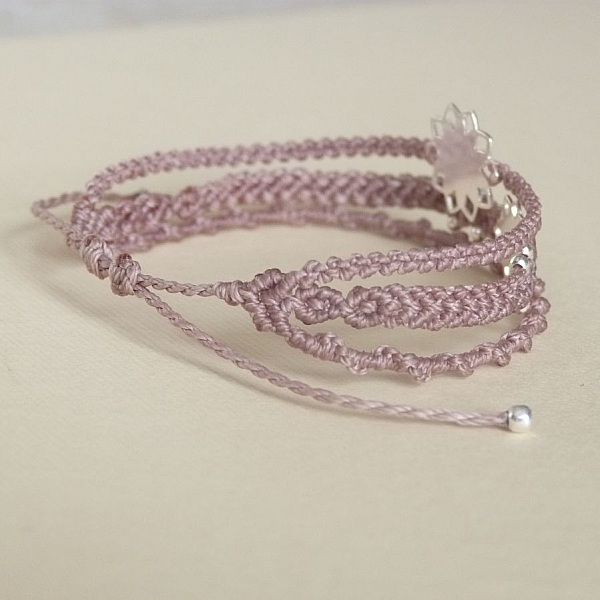 Bracelet taupe en micro-macram&eacute; &agrave; plusieurs rangs