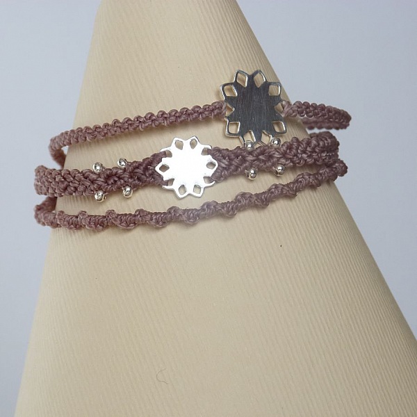 Bracelet taupe en micro-macram&eacute; &agrave; plusieurs rangs